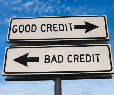 sign with two arrows one pointing right that says good credit, the other pointing left that says bad credit